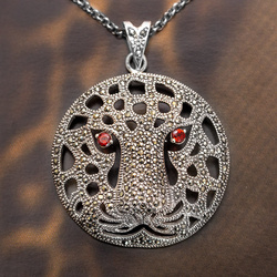 Srebrna, duża zawieszka z granatami TYGRYS - p 925