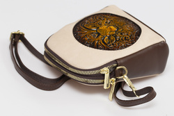 Mała damska torebka na ramię - wytłoczony jeleń