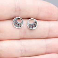 Srebrne kolczyki sztyfty - łapka łapa niedźwiedzia