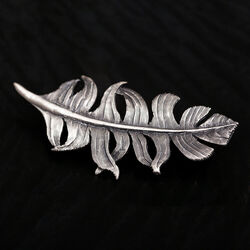 Srebrna broszka - Dama Kameliowa