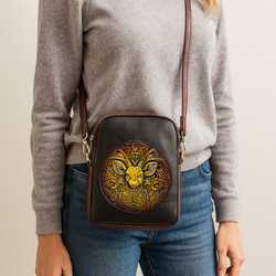 Mała damska torebka na ramię - wytłoczony jeleń